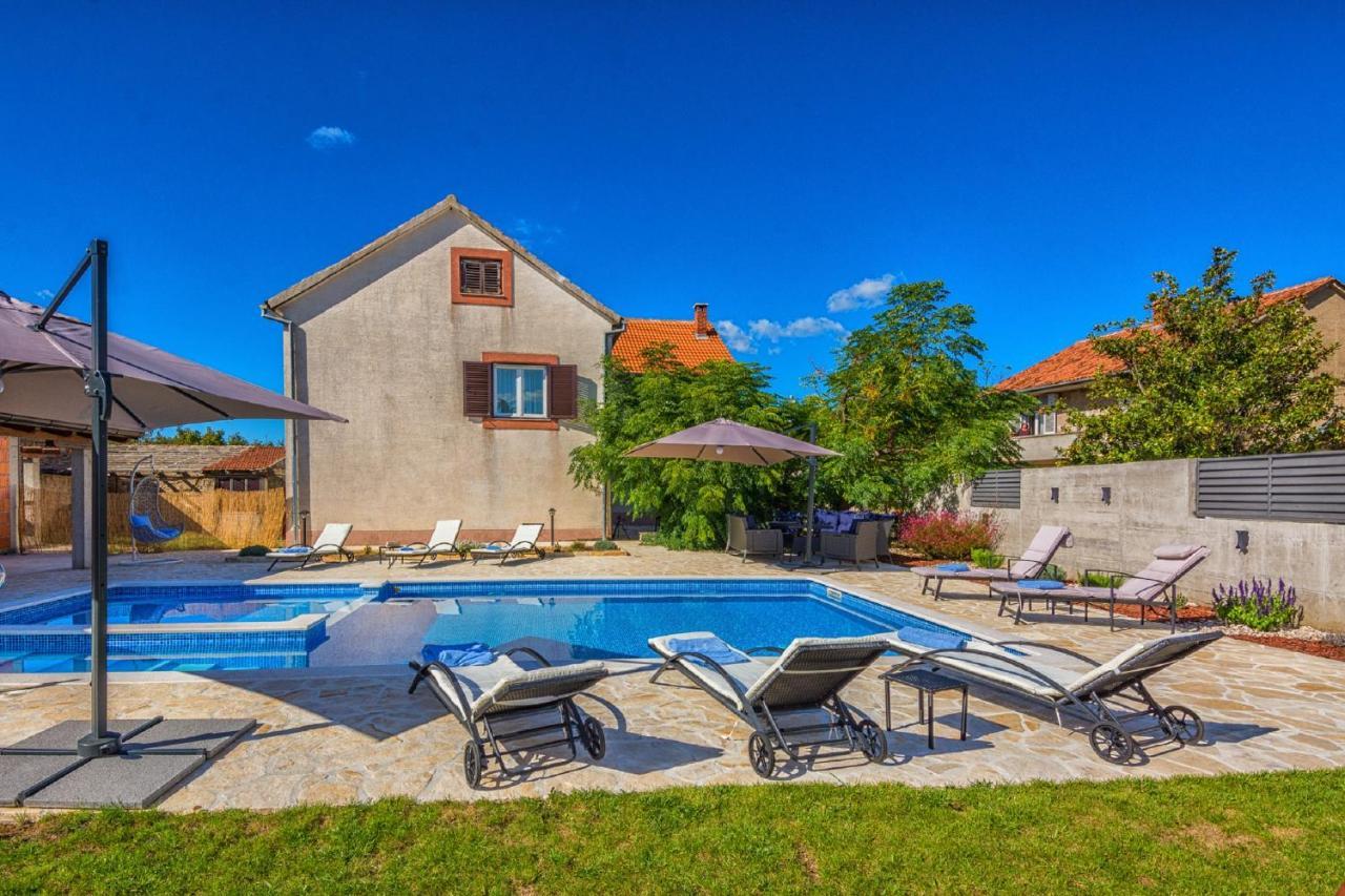 Holiday Home Tower With Private Pool, Sauna And Quads Smilcic エクステリア 写真