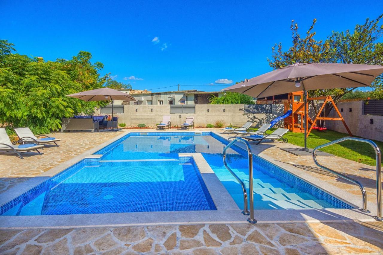 Holiday Home Tower With Private Pool, Sauna And Quads Smilcic エクステリア 写真