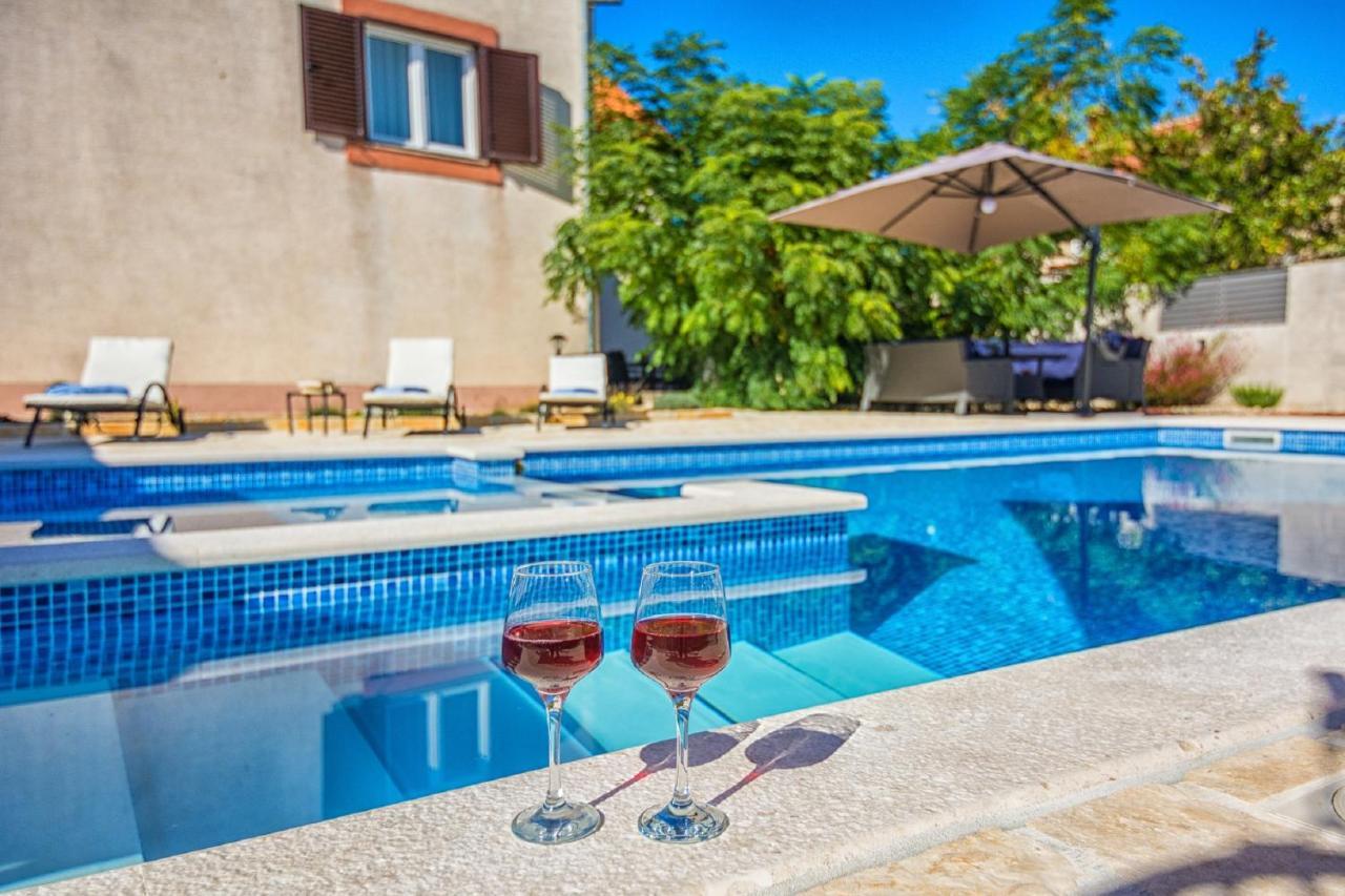 Holiday Home Tower With Private Pool, Sauna And Quads Smilcic エクステリア 写真