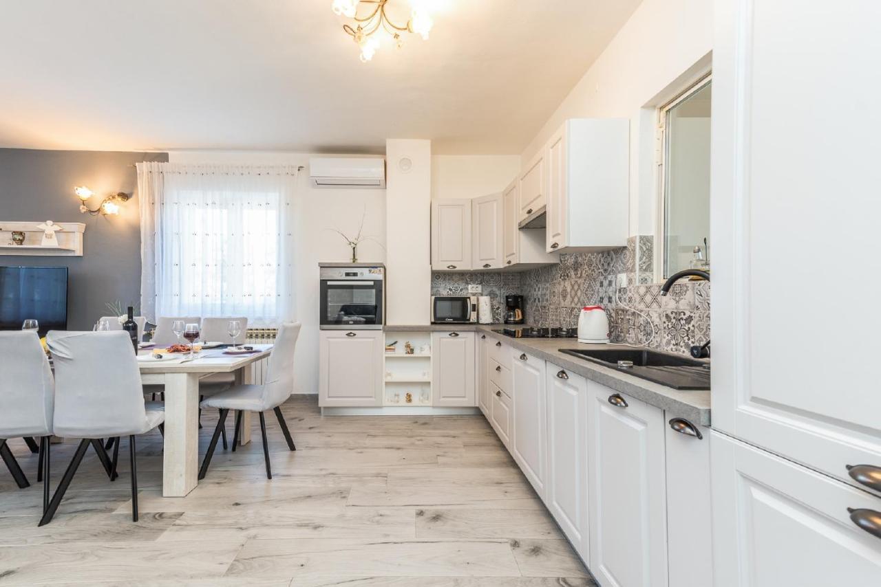 Holiday Home Tower With Private Pool, Sauna And Quads Smilcic エクステリア 写真