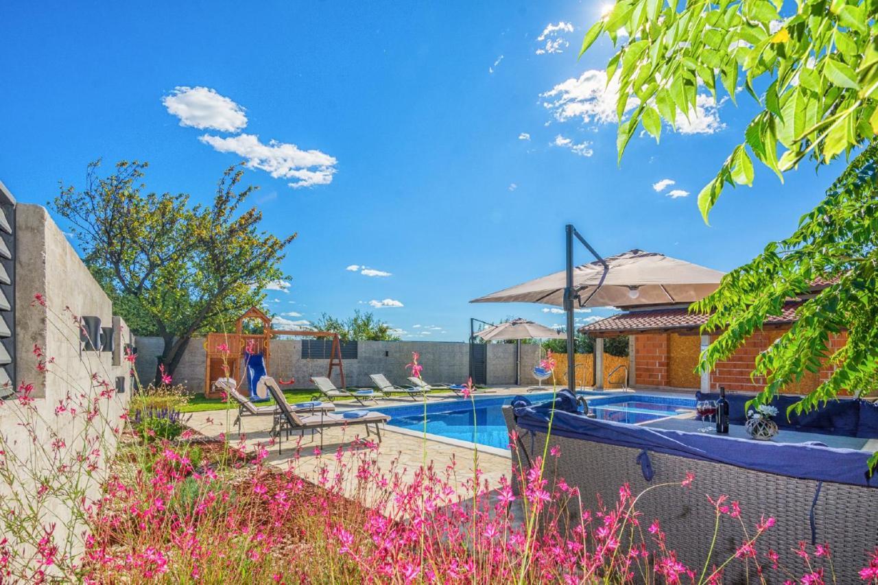 Holiday Home Tower With Private Pool, Sauna And Quads Smilcic エクステリア 写真