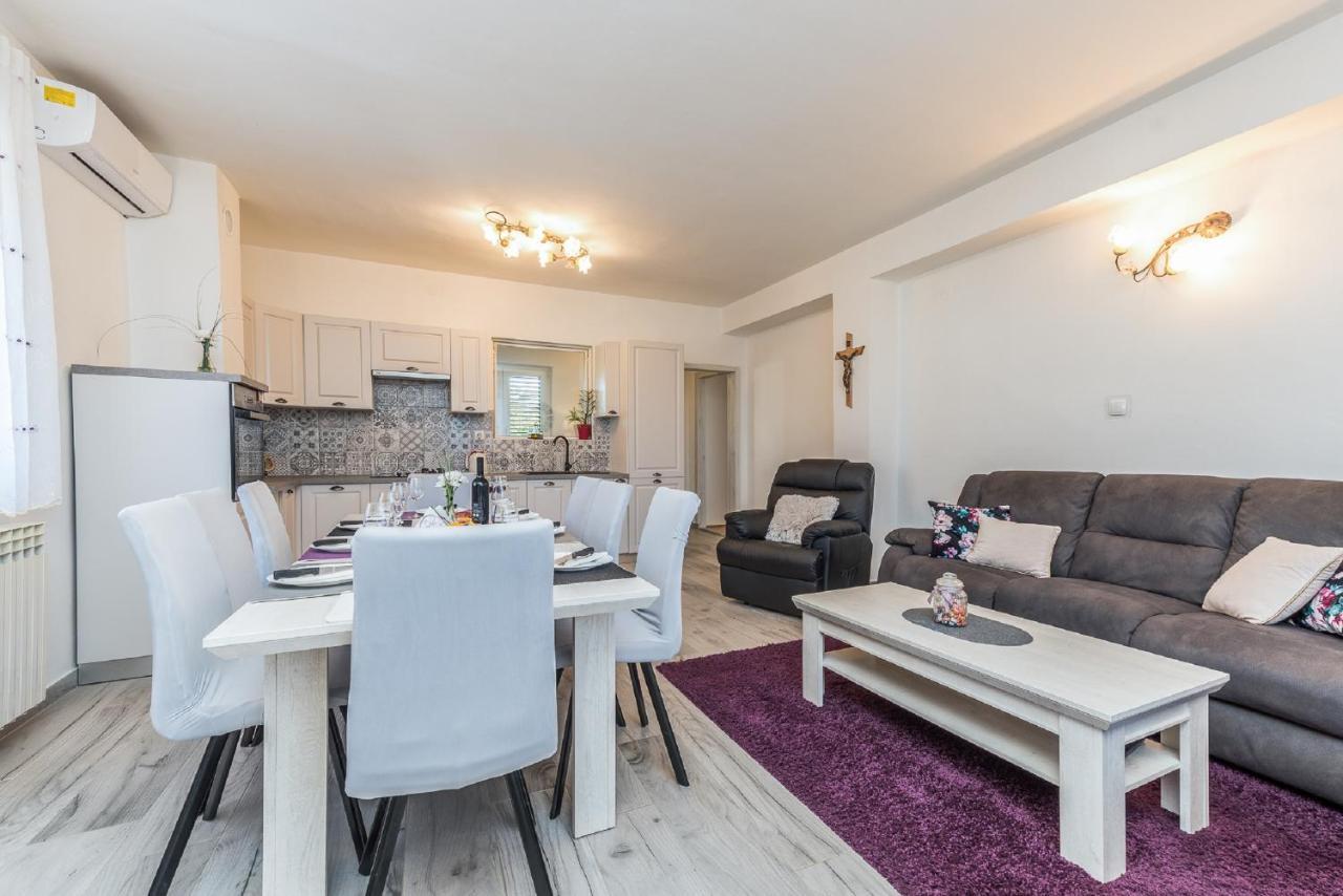 Holiday Home Tower With Private Pool, Sauna And Quads Smilcic エクステリア 写真